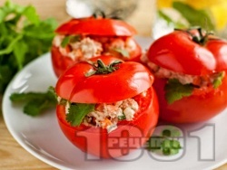 Леко предястие от пълнени домати с гъби, майонеза, шунка и лук - снимка на рецептата